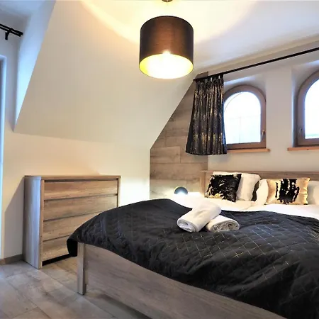 Vip Folk זקופאנה