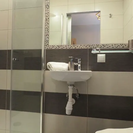 Vip Folk זקופאנה